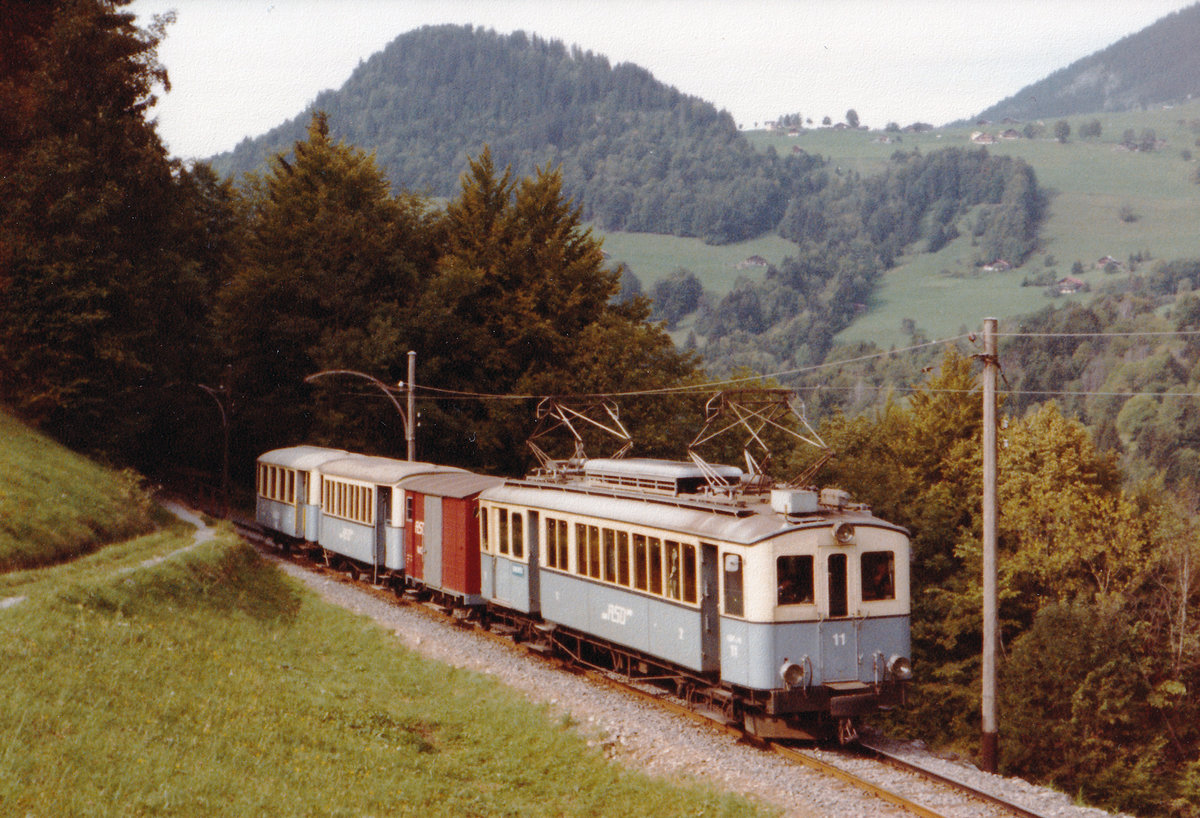 Transports publics du Chablais TPC/ASD.
Von Aigle nach Les Diablerets mit dem romantischen  Regionalzügli  bestehend aus dem BDe 4/4 11 + K + B2 + B2 im Oktober 1979.
Noch sehr gerne erinnere ich mich als Bahnfotograf an diese herrlichen Zeiten.
Foto: Walter Ruetsch 