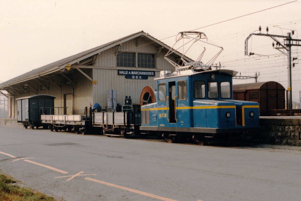 Transports publics du Chablais TPC/BVB. Abwechslungsreicher Bahnbetrieb bei der Bex-Villars Bretaye Bahn während den 80iger Jahren.
Güterumschlag von SBB zu BVB vor der Kulisse des Güterschuppens in Bex im November 1982.
Im Rangierdienst stand der Te 2/2 42.
Foto: Walter Ruetsch 