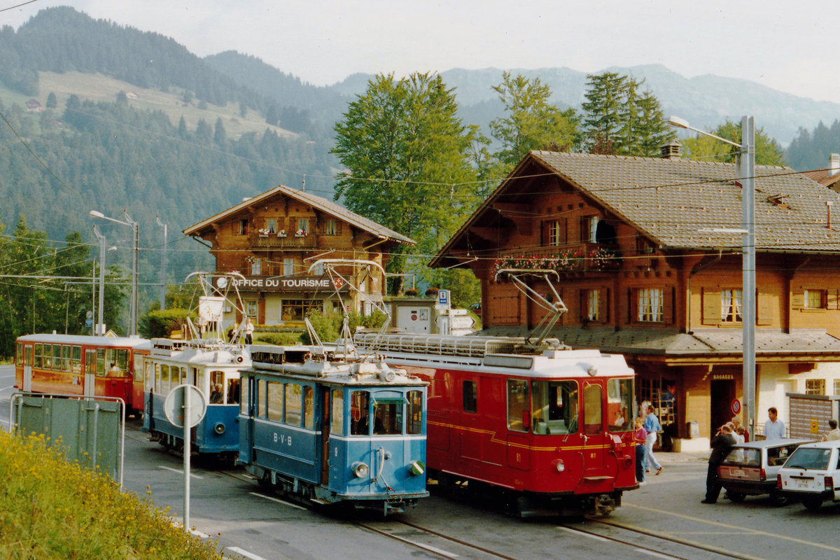 Transports publics du Chablais TPC/BVB. Abwechslungsreicher Bahnbetrieb bei der Bex-Villars Bretaye Bahn während den 80iger Jahren.
Grosser Bahnhof La Barbouleuse im Juli 1983. Die gefährlichen Begegnungen zwischen den Autos und der Bahn finden auch im Jahre 2019 noch statt. 
Foto: Walter Ruetsch  