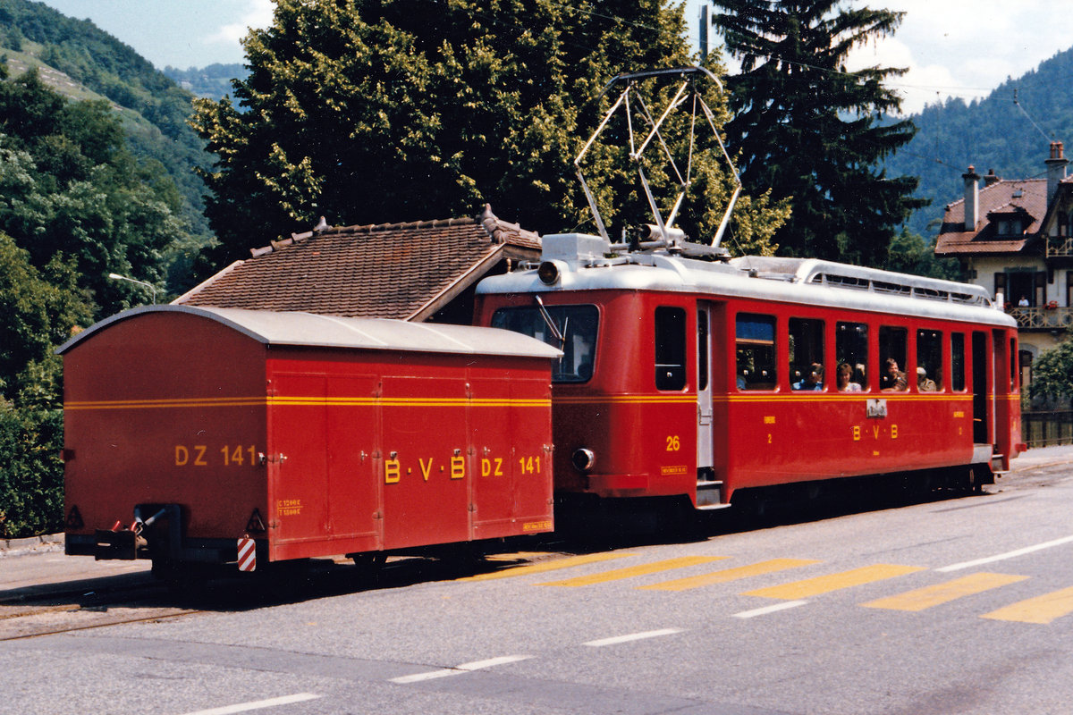Transports publics du Chablais TPC/BVB. Abwechslungsreicher Bahnbetrieb bei der Bex-Villars Bretaye Bahn während den 80iger Jahren.
Regionalzug bei Grand Moulin auf der Fahrt nach Villars sur Ollon im August 1986.
Der kuriose Postwagen DZ 141 wurde meistens mit den BDeh 2/4 Triebwagen mitgeführt.
Foto: Walter Ruetsch   