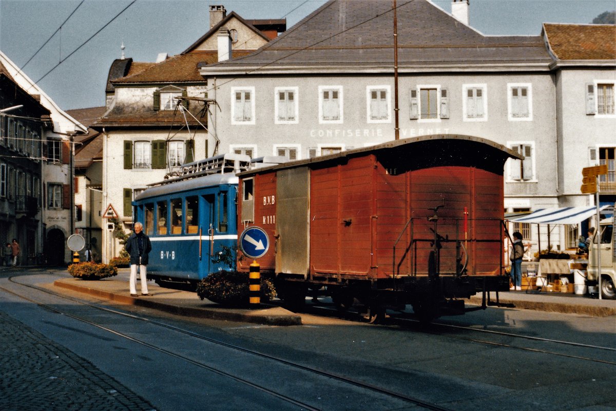 Transports publics du Chablais TPC/BVB. Abwechslungsreicher Bahnbetrieb bei der Bex-Villars Bretaye Bahn während den 80iger Jahren.
Der Güterwagen K 111 stand für den Transport von Salz im Einsatz. Strassenbahn mit Salztransport auf dem Place-du-Marché von Bex im November 1985. Diese Leistungen sind längst Geschichte.
Foto: Walter Ruetsch