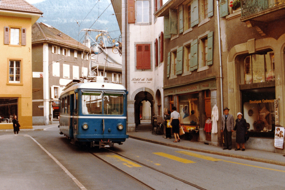 Transports publics du Chablais TPC/BVB.
Abwechslungsreicher Bahnbetrieb bei der Bex-Villars Bretaye Bahn während den 80iger Jahren.
Strassenbahn Bex-Bevieux anlässlich der engen Ortsdurchfahrt Bex im Oktober 1983.
Die Strassenbahn wurde inzwischen eingestellt. Bei der Streckenführung kam es jedoch bis ins Jahr 2019 zu keinen Verbesserungen.
Foto: Walter Ruetsch   
