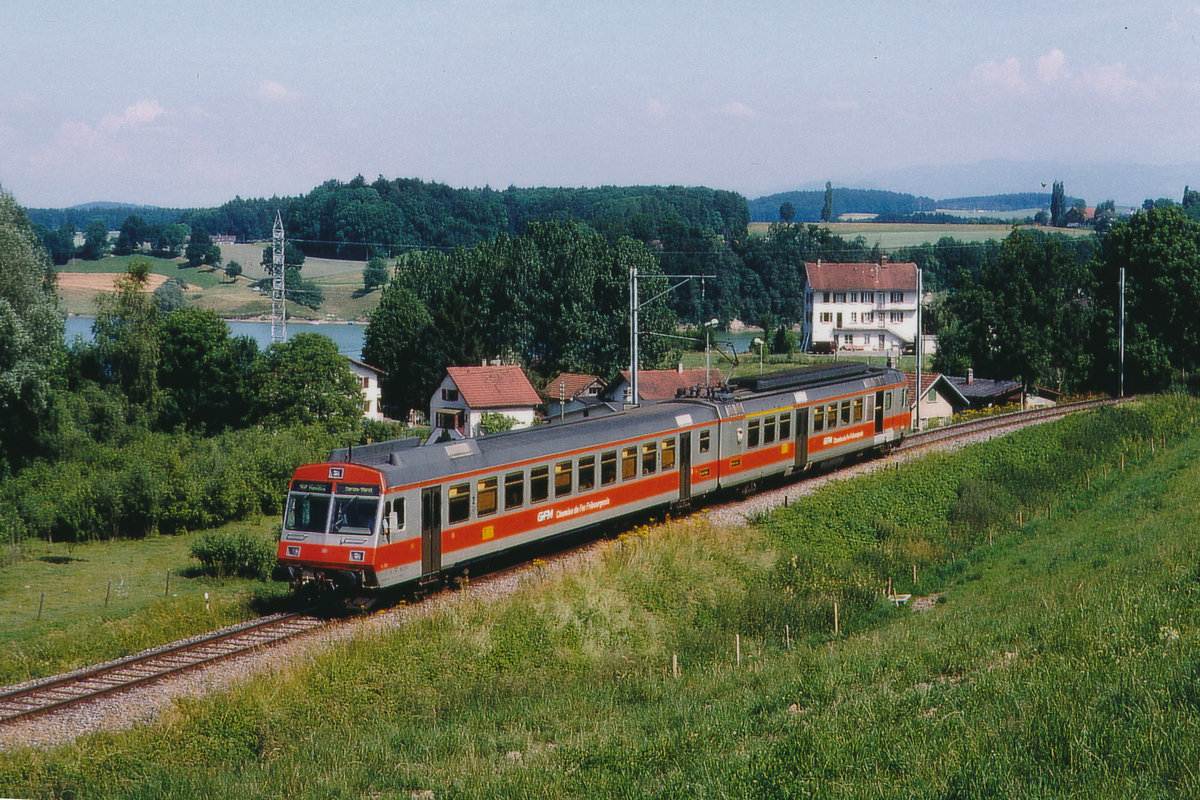 Transports publics fribourgeois TPF/GFM.
Regionalzug mit Kurzpendel RABDe 537 181-182, 1991 damals noch im Dienste der GFM zwischen Pensier und Courtepin unterwegs nach Ins im August 1994. Anlässlich der Hauptrevison verbunden mit der Umlackierung wurde das kleine Abteil der ersten Klasse aufgehoben.
Foto: Walter Ruetsch 