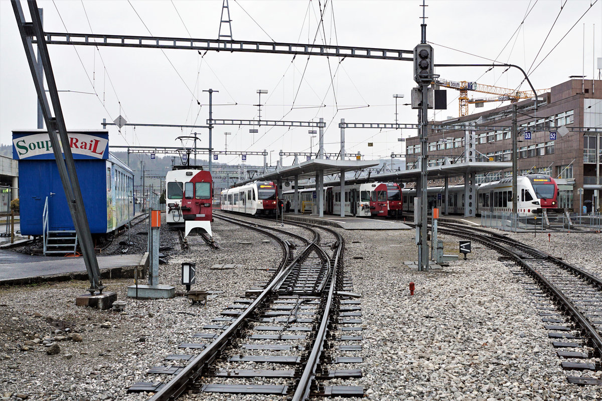 Transports publics fribourgeois/TPF.
Knotenpunkt Bulle, wo die Züge aus allen Richtungen der schmalen sowie der normalen Spur zusammentreffen.
Wie ich am 5. März 2020 an Ort und Stelle vernommen habe, verkehren auch im Jahre 2020 noch die Züge der normalen Spur nur bis zum Endbahnhof Bulle. Ab Bulle verkehren weiterhin die Züge der schmalen Spur als S 60 ab Voie 86 bis Broc-Fabrique.
Nach wie vor unentbehrlich sind die RBDe 537 171 bis RBDe 537 173 mit den passenden Steuerwagen sowie die Dreiwagenzüge mit BDe 4/4 121 bis BDe 4/4 124.
Fotostandort öffentlicher Bahnübergang für Fussgänger und auch für Autos. 
Foto: Walter Ruetsch 