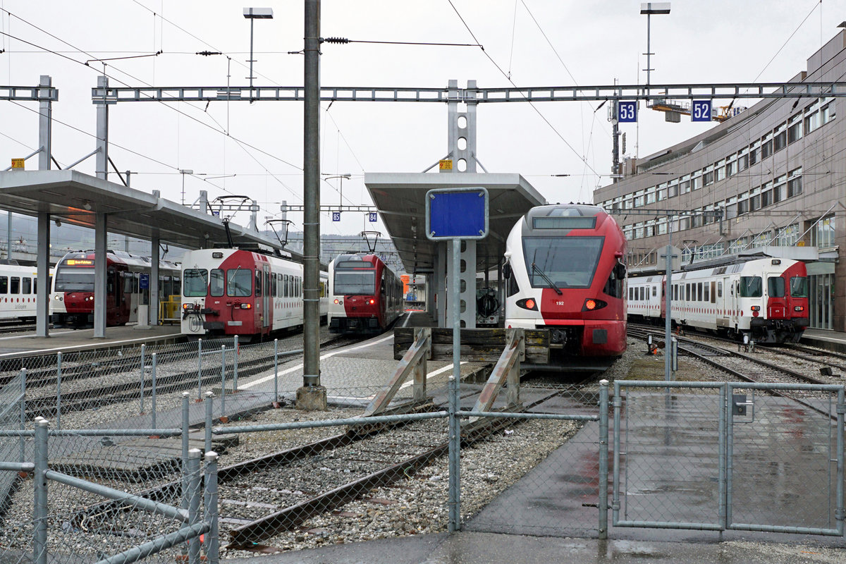 Transports publics fribourgeois/TPF.
Knotenpunkt Bulle, wo die Züge aus allen Richtungen der schmalen sowie der normalen Spur zusammentreffen.
Wie ich am 5. März 2020 an Ort und Stelle vernommen habe, verkehren auch im Jahre 2020 noch die Züge der normalen Spur nur bis zum Endbahnhof Bulle. Ab Bulle verkehren weiterhin die Züge der schmalen Spur als S 60 ab Voie 86 bis Broc-Fabrique.
Nach wie vor unentbehrlich sind die RBDe 537 171 bis RBDe 537 173 mit den passenden Steuerwagen sowie die Dreiwagenzüge mit BDe 4/4 121 bis BDe 4/4 124.
Foto: Walter Ruetsch 