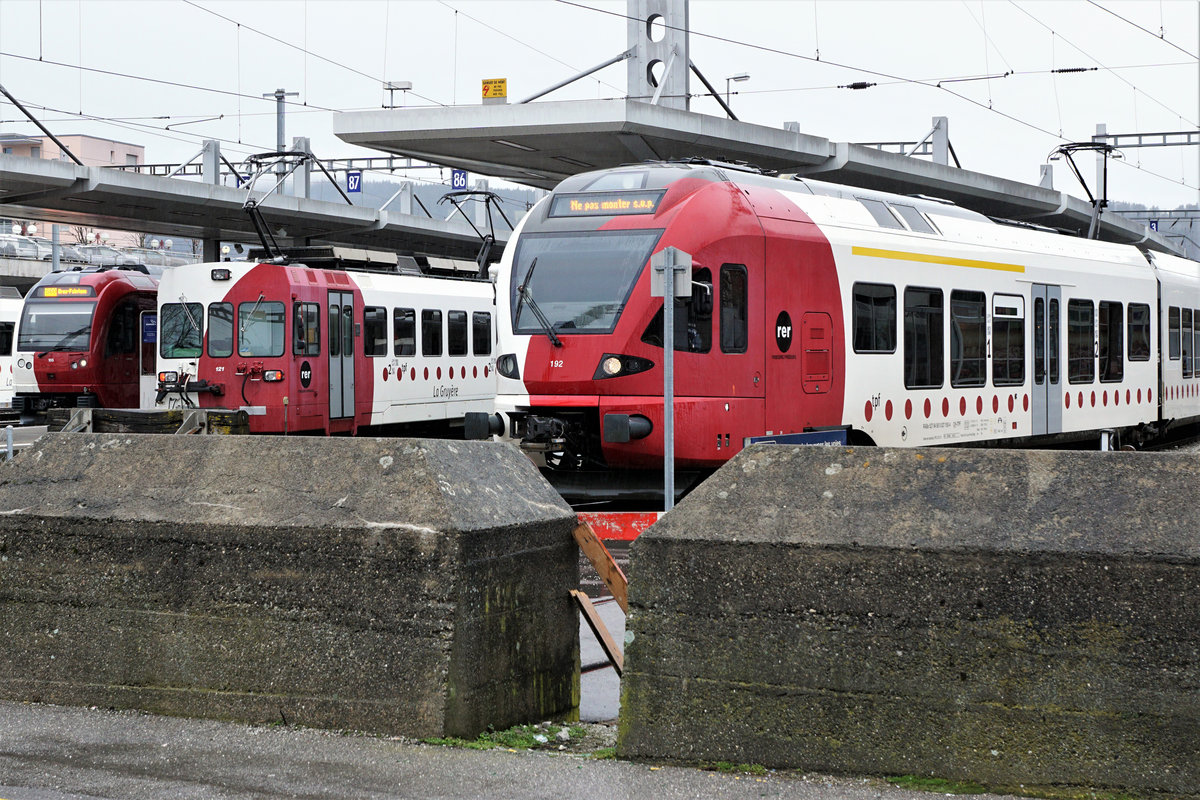 Transports publics fribourgeois/TPF.
Knotenpunkt Bulle, wo die Züge aus allen Richtungen der schmalen sowie der normalen Spur zusammentreffen.
Wie ich am 5. März 2020 an Ort und Stelle vernommen habe, verkehren auch im Jahre 2020 noch die Züge der normalen Spur nur bis zum Endbahnhof Bulle. Ab Bulle verkehren weiterhin die Züge der schmalen Spur als S 60 ab Voie 86 bis Broc-Fabrique.
Nach wie vor unentbehrlich sind die RBDe 537 171 bis RBDe 537 173 mit den passenden Steuerwagen sowie die Dreiwagenzüge mit BDe 4/4 121 bis BDe 4/4 124.
Foto: Walter Ruetsch 