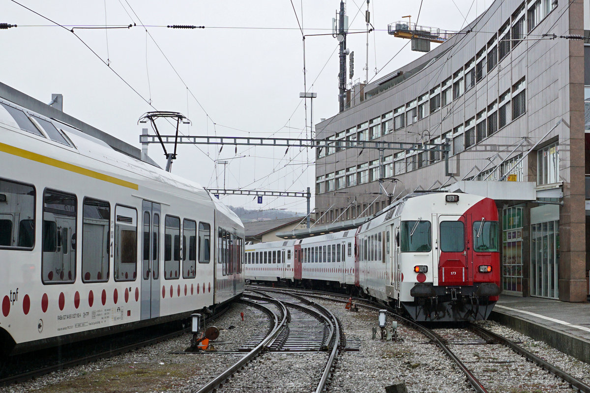 Transports publics fribourgeois/TPF.
Knotenpunkt Bulle, wo die Züge aus allen Richtungen der schmalen sowie der normalen Spur zusammentreffen.
Wie ich am 5. März 2020 an Ort und Stelle vernommen habe, verkehren auch im Jahre 2020 noch die Züge der normalen Spur nur bis zum Endbahnhof Bulle. Ab Bulle verkehren weiterhin die Züge der schmalen Spur als S 60 ab Voie 86 bis Broc-Fabrique.
Nach wie vor unentbehrlich sind die RBDe 537 171 bis RBDe 537 173 mit den passenden Steuerwagen sowie die Dreiwagenzüge mit BDe 4/4 121 bis BDe 4/4 124.
Foto: Walter Ruetsch 