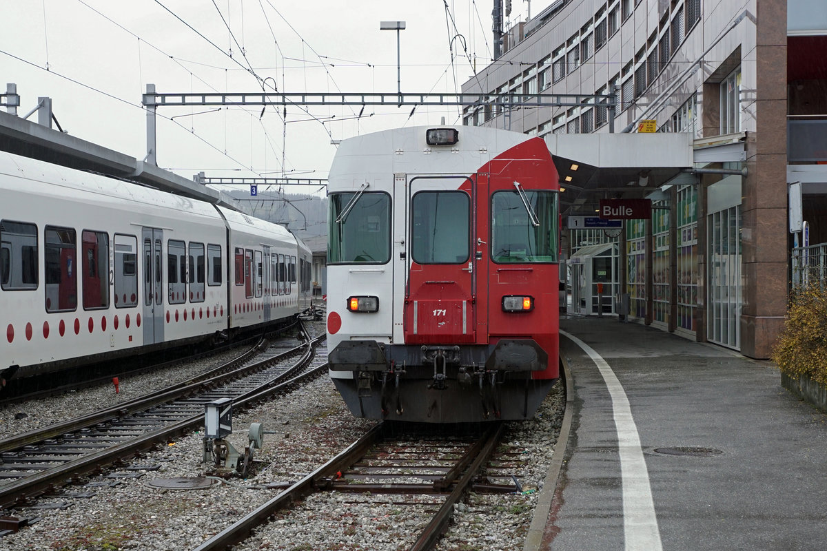 Transports publics fribourgeois/TPF.
Knotenpunkt Bulle, wo die Züge aus allen Richtungen der schmalen sowie der normalen Spur zusammentreffen.
Wie ich am 5. März 2020 an Ort und Stelle vernommen habe, verkehren auch im Jahre 2020 noch die Züge der normalen Spur nur bis zum Endbahnhof Bulle. Ab Bulle verkehren weiterhin die Züge der schmalen Spur als S 60 ab Voie 86 bis Broc-Fabrique.
Nach wie vor unentbehrlich sind die RBDe 537 171 bis RBDe 537 173 mit den passenden Steuerwagen sowie die Dreiwagenzüge mit BDe 4/4 121 bis BDe 4/4 124.
Foto: Walter Ruetsch 