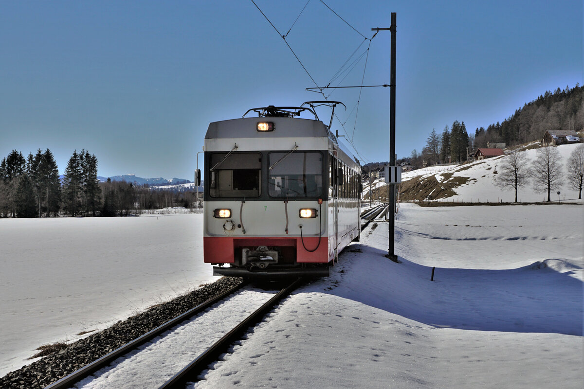 Transports Publics Neuchâtelois (Trans N)
Meterspur Bahnstrecke La Chaux-de-Fonds-Les Ponts-de-Martel. BDe 4/4 7 bei Le Stand auf der Fahrt nach La Chaux-de-Fonds am 5. Februar 2022.
Foto: Walter Ruetsch