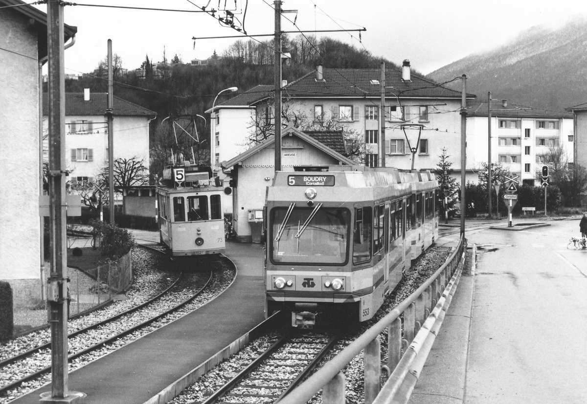 Transports Régionaux Neuchâtelois TRN/TN
Tramhaltestelle Areuse im Jahre 1979 mit Zügen der Linien 5 nach Boudry und Cortaillod.
Foto: Walter Ruetsch  
