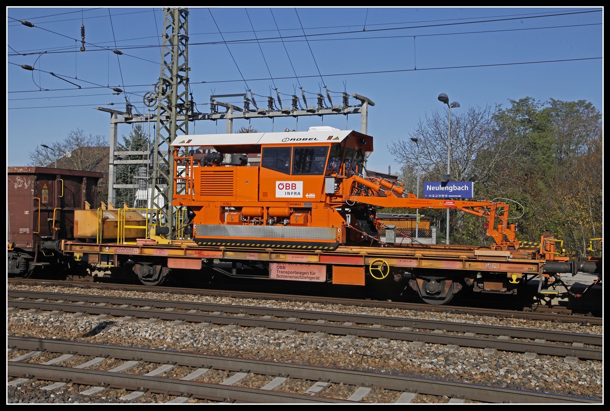 Transportwagen für Schienenaufzuggerät eingereiht im Verschubgüterzug in Neulengbach am 6.11.2019.