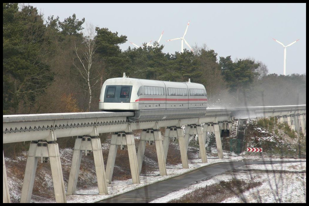 Transrapid 08 am 11.3.2006 in voller Fahrt auf der Emsland Teststrecke.