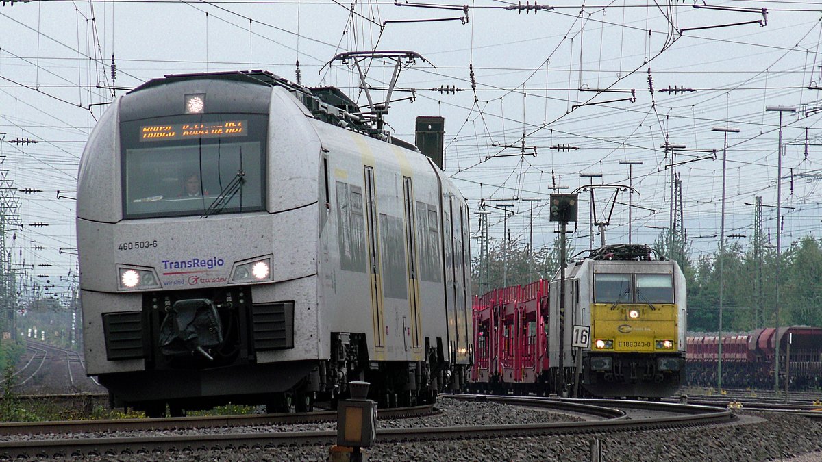 Transregio 460 003 ist als MRB von Köln Messe/Deutz unterwegs nac Koblenz und weiter nach Mainz. Hier passiert der Zug gerade das DB Musuem in Koblenz-Lützel. Im Hintergrund steht 186 343-0 von ECR mit einem Autozug.