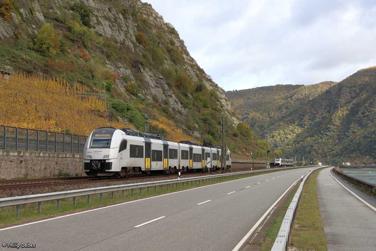 Transregio-Treffen: RB29 in Richtung Köln Messe/Deutz und RB29 in Richtung Mainz Hbf in Hirzenach, 24. Oktober 2025