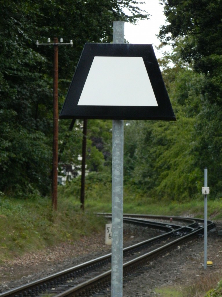 Trapeztafel So 5 (DB: Ne 1) vor der südlichen Einfahrt des Bahnhofes Sellin/Ost auf der Insel Rügen. (24.08.2014)