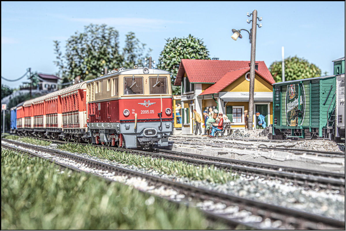 Trassdorf an diesem 17.08.2019. 
Abfahrbereit wartet 2095.05 am Bahnsteig . 