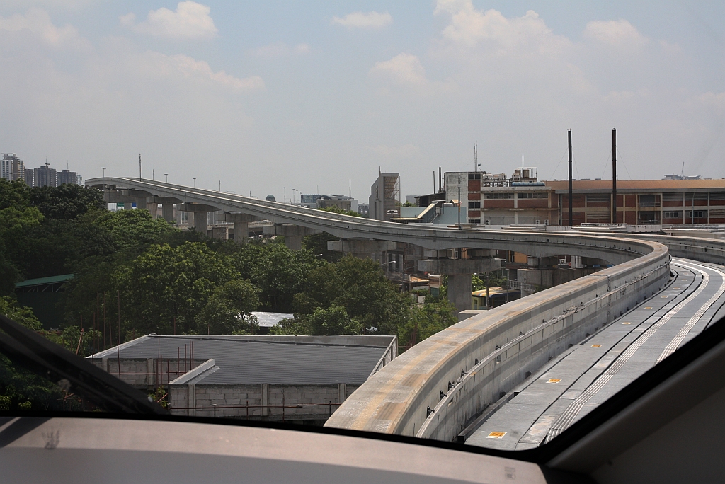 Trasse der MRT Muang Thon Thani Line (MT) zwischen der Muang Thon Thani Station (PK10) und der Impact Muang Thon Thani Station (MT01). - Bild vom 31.Mai 2026.