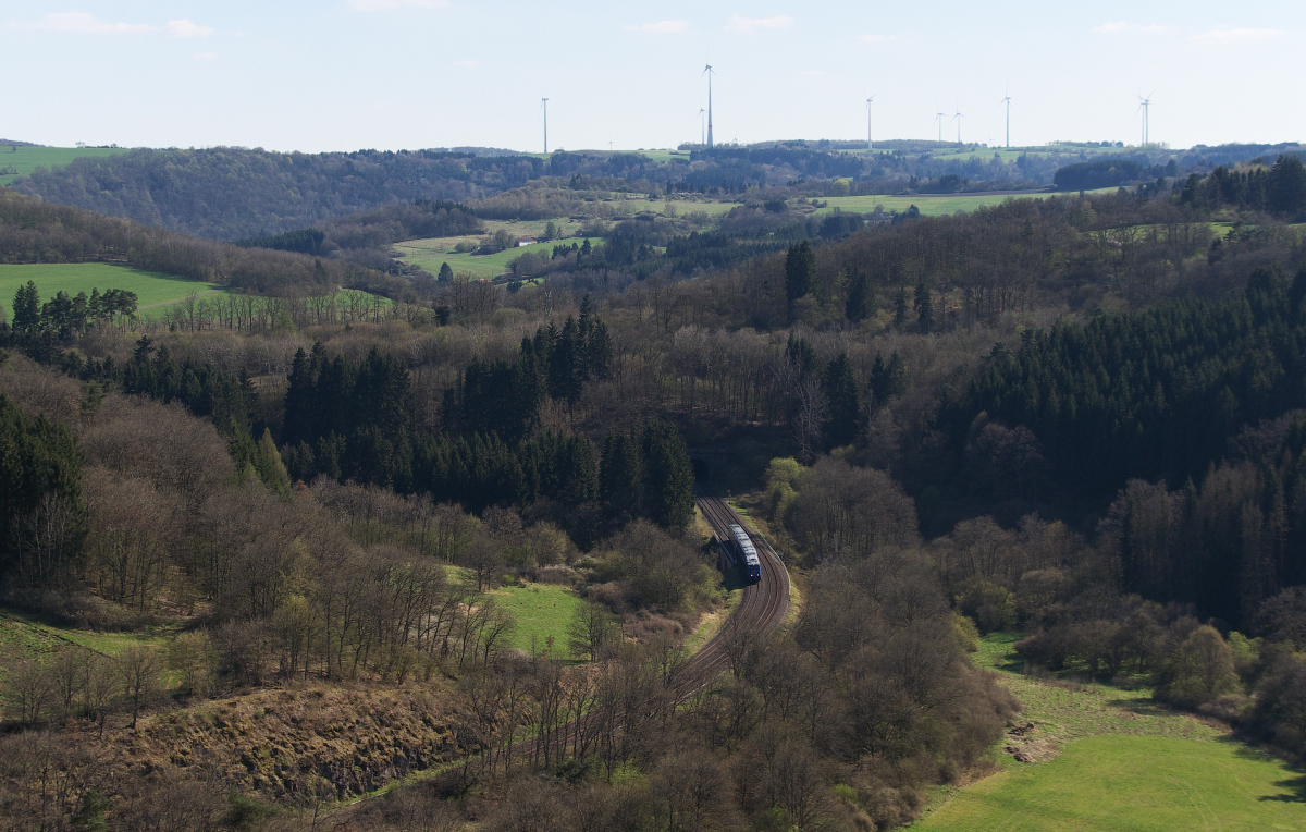 Traumschleife mit Bahnanschluss - Die Nohener Nahe Schleife - Einige Aussichtspunkte bieten auch schöne Blicke auf die Nahetalbahn. Ein Lint 81 von VLEXX ist als RE3 nach Mainz unterwegs. Zwischen Heimbach/Nahe und dem Hp Nohen wird hinter dem Brämericher Tunnel die Nahe über ein Steinviadukt überquert. Bevor der Zug durch Nohen rollt erfolgt eine weitere Nahe Überquerung. Der Streckenabschnitt zwischen Idar-Oberstein und Heimbach/Nahe ist einer der reizvollsten Bahnabschnitte, nicht nur der Nahetalbahn. Bahnstrecke 3511 Bingerbrück - Saarbrücken am 18.04.2015