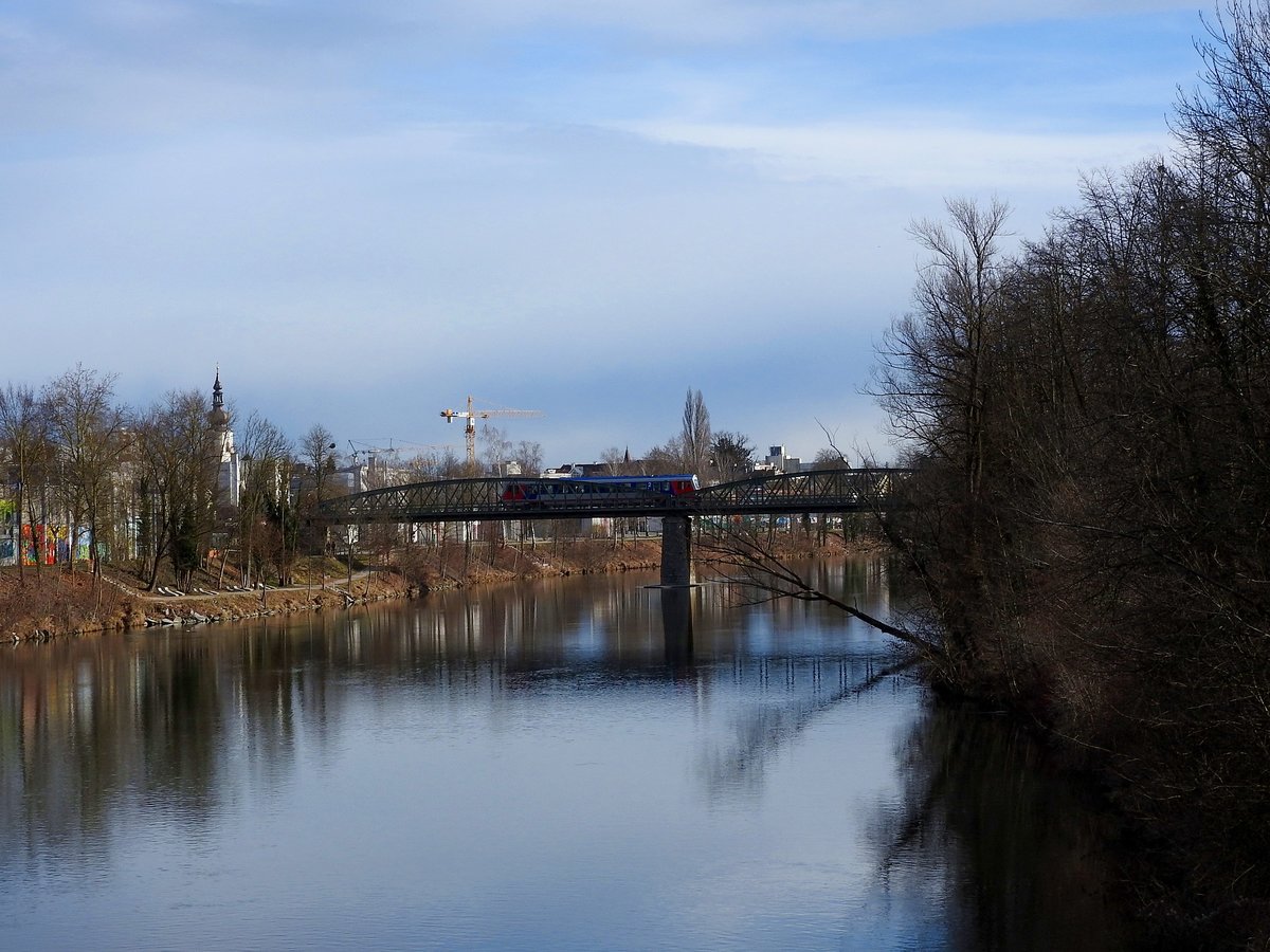 Traunbrücke-Wels bei KM2,286 (Strecke-3521 Wels÷Sattledt, bzw.KBS 153) mit Triebwagen der BR5047 als R3206; 210313