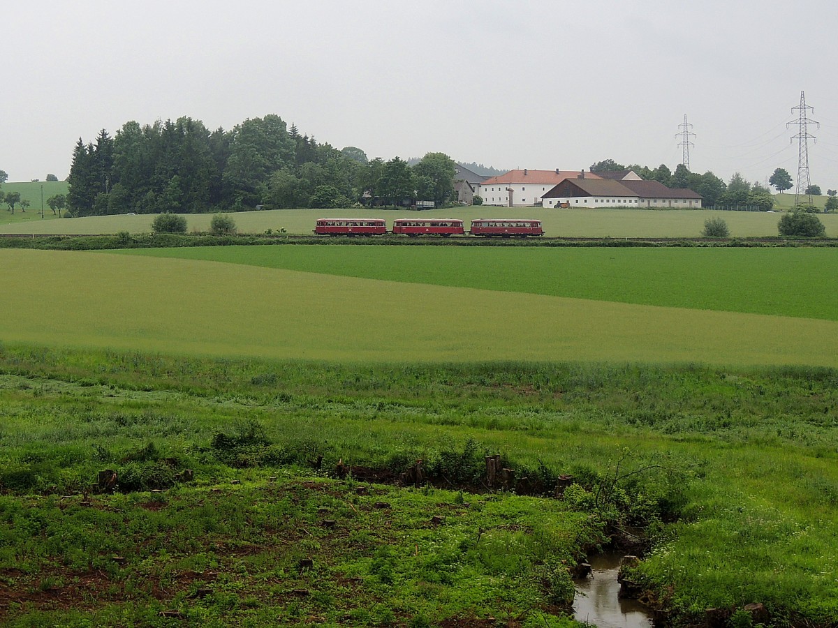  Traunsee-Express  der PassauerEisenbahnFreunde, ist bei Regenwetter nächst Oberbrunn am Weg in die Keramikstadt Gmunden; 140529