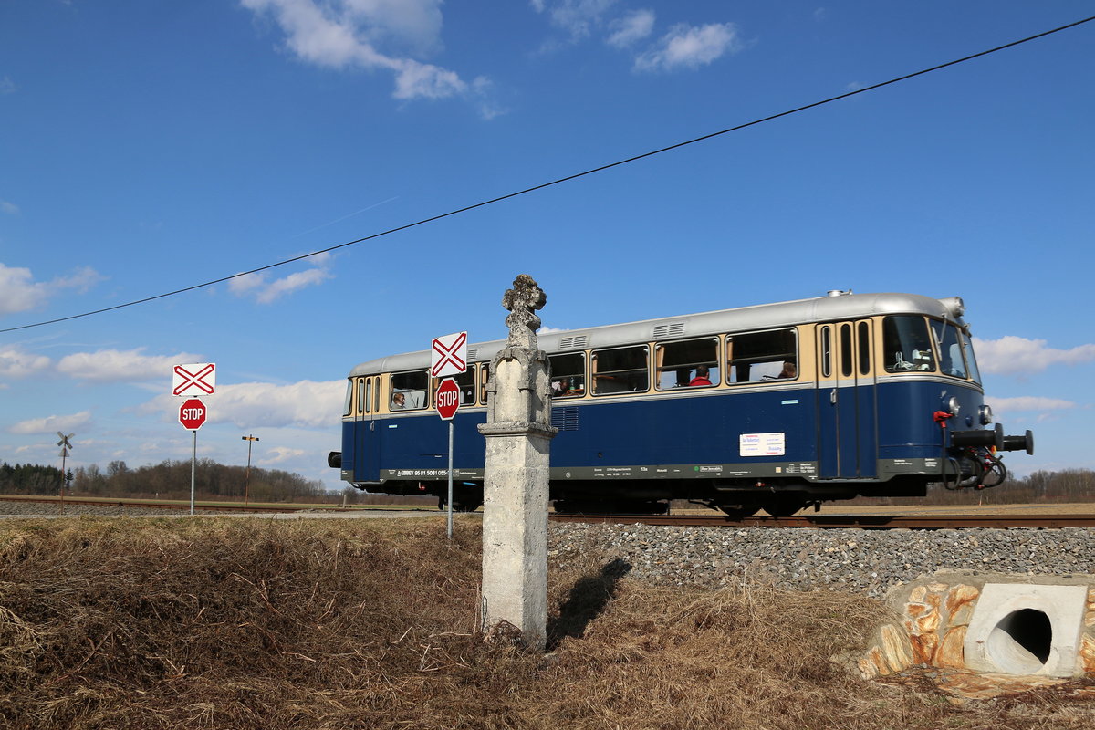 Traurig aber war bieten so einige Mahnmale entlang der Radkersburger Bahn Zeugnis über so manche Unachtsamkeit von Straßenverkehrsteilnehmern die dadurch Ihr Leben lassen mussten. Aus einem anderen Grund steht wohl diese Pestsäule an diesem Bahnübergang. Sonderzug mit 5081.055 am 4.03.2017 