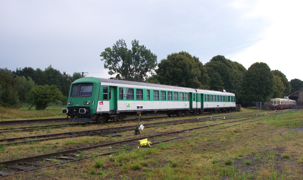 Traurig blickt die Caravelle uns an, weil sie an diesem Tag keine Ausfahrt hat und weil das Augenmerk der Eisenbahnfans mehr den Picasso Triebwagen gilt.

Am 24.08.2013 machte das Mittelrhein Eisenbahnforum einen Besuch in Attigny und wir durften mit dabei sein.
Ziel war die CFTSA - Chemin der Fer Touristique de Sud Ardennes.

80 Kilometer waren wir schlielich unterwegs aber zuerst sahen wir uns am Ausgangspunkt der Strecke in Attigny etwas um.

ex SNCF X 4630 Caravelle in Form von X Bdx 4719 und X RABx 8716 in der Abstellung.
Ligne 210000 Amagne-Lucquy - Challerange - Ste-Mnhould - Revigny