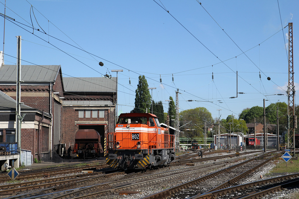 Traurig ist der Vergleich dieser Aufnahme mit der jetzigen Situation vor Ort.
Das Betriebswerk an der Talstraße wurde stillgelegt, die Gleisanlagen massiv reduziert.
Aufgenommen in Gladbeck am 16. April 2014.