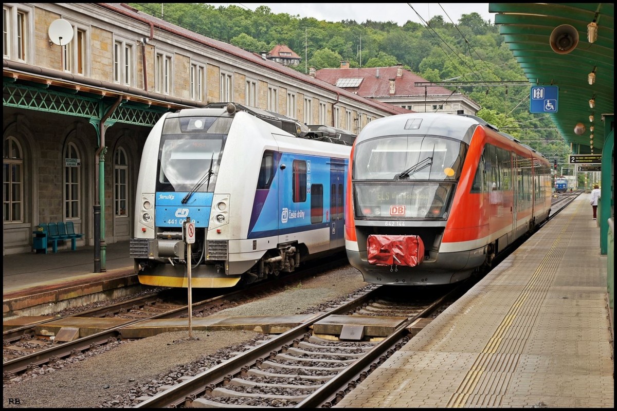 Trautes Beisammensein. 440 003 der CD und 642 144 der DB im Bahnhof von Decin. Aufgenommen am 15.05.2014