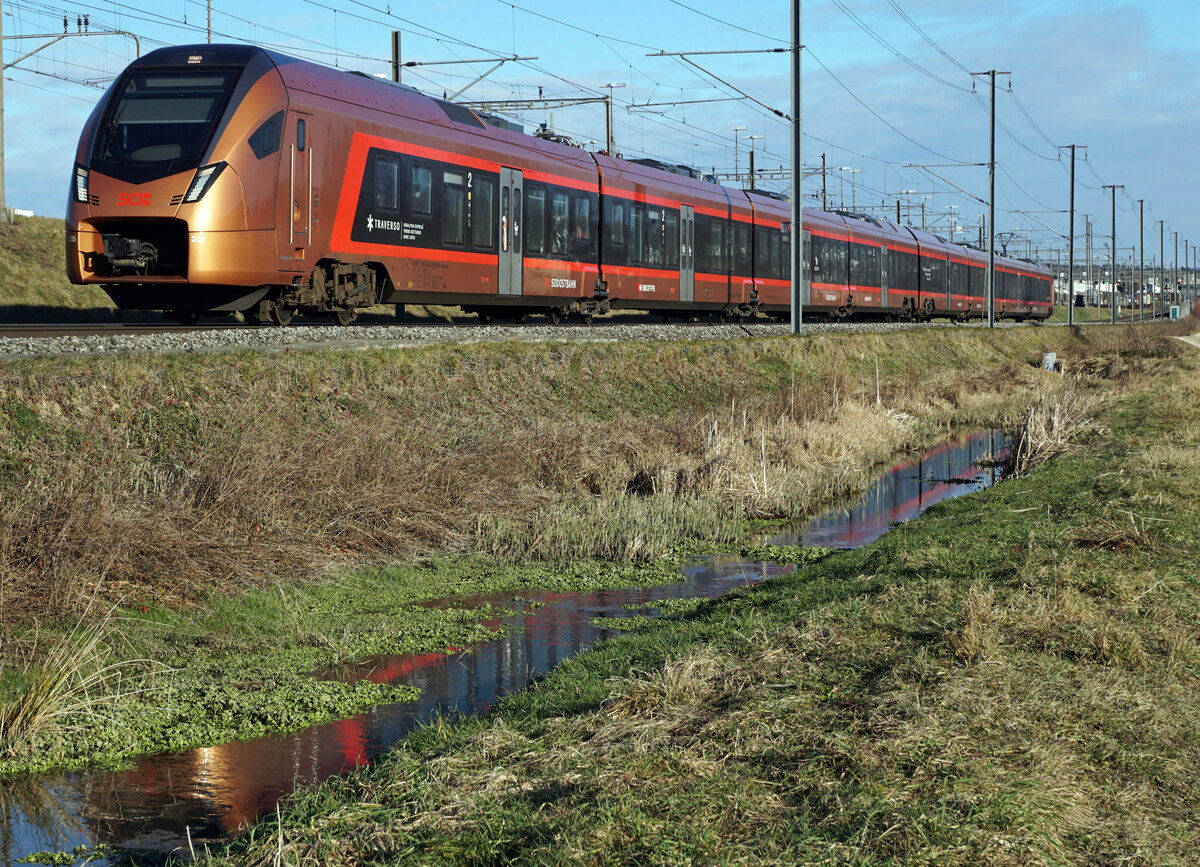 Traverso FLIRT als IR 35 Chur-Bern bei Langenthal am 22. Januar 2022.
Eine neue Leistung der SOB seit dem Fahrplanwechsel 2021.
Foto: Walter Ruetsch