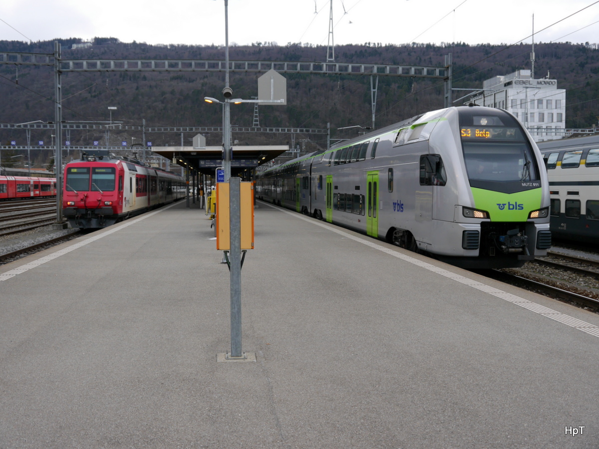 travys / BLS - Travys Triebwagen RBDe 4/4 560 384-0 am Schluss eines Regio von Biel nach Neuchâtel und ein MUTZ Triebzug RABe 515 011 als Regio nach Bern - Belp am 03.02.2018