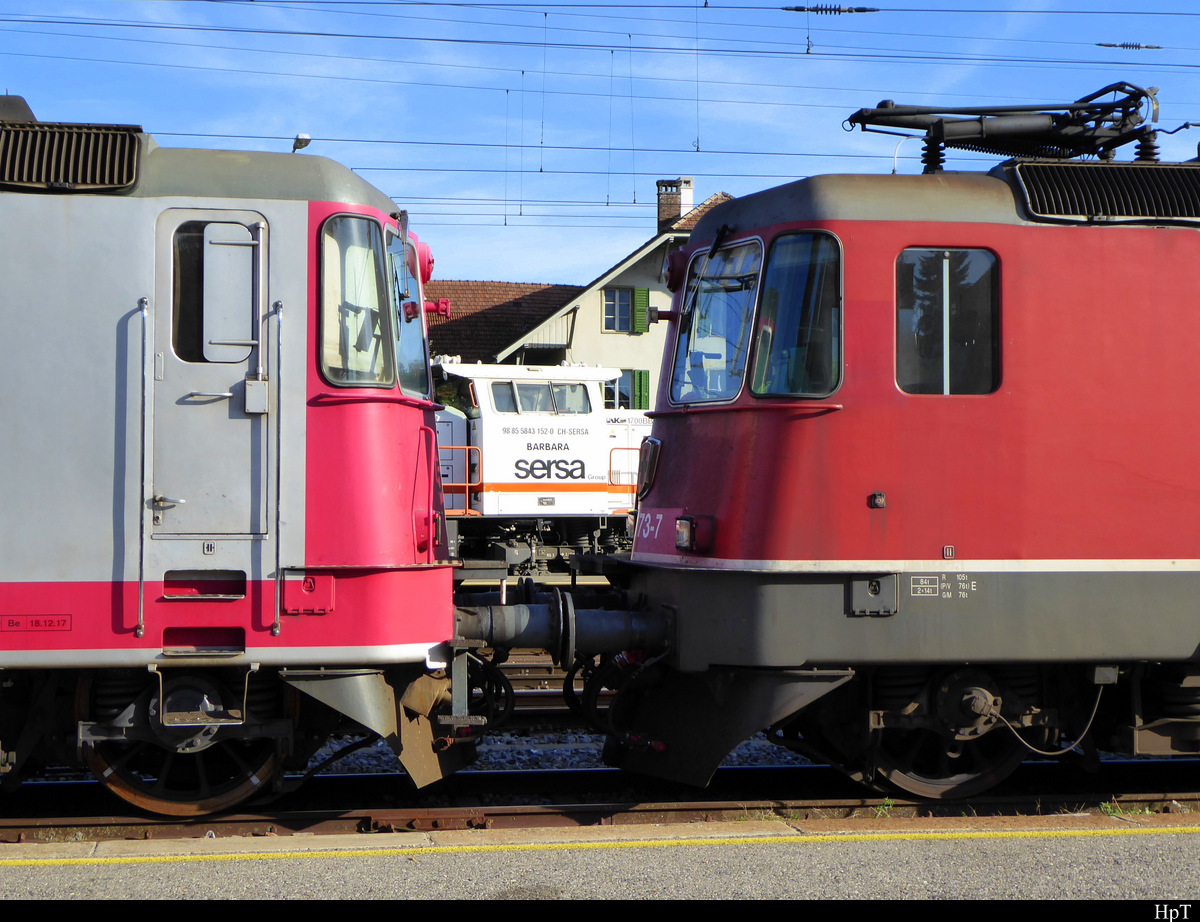 travys / SBB / Sersa - Re 4/4 420 503-5 ( Ex BLS, Ex SBB ) abgestellt in Aarberg neben SBB Re 4/4  420 173-3 und im Hintergrund Am 843 152-0 ( Barbara )  am 12.10.2018