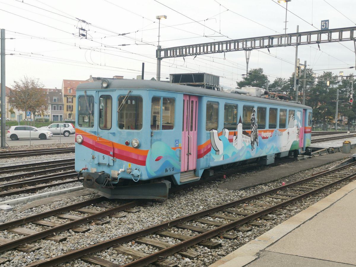 Travys Be 4/4 5 steht im Bahnhof von Yverdon