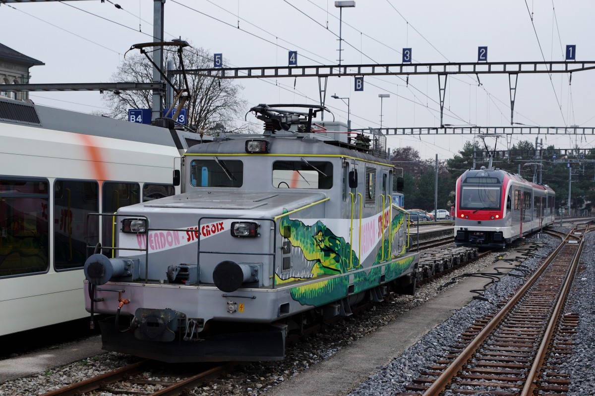 TRAVYS: Begegnung NEU/ALT in Yverdon les Bain am 12. November 2015. Bald werden die alten Züge durch die neuen Kompositionen von STADLER RAIL abgelöst. Der im Hintergrund sichtbare dreiteilige Triebzug mit den Be 4/4 3001 und Be 4/4 3002 an beiden Enden wartete auf die nächste Probefahrt.
Foto: Walter Ruetsch 