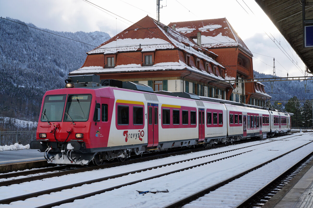 TRAVYS Domino RBDe 560 als Regio Vallorbe-Le Brassus in Vallorbe auf die Abfahrt wartend am 9. Dezember 2021.
Foto: Walter Ruetsch