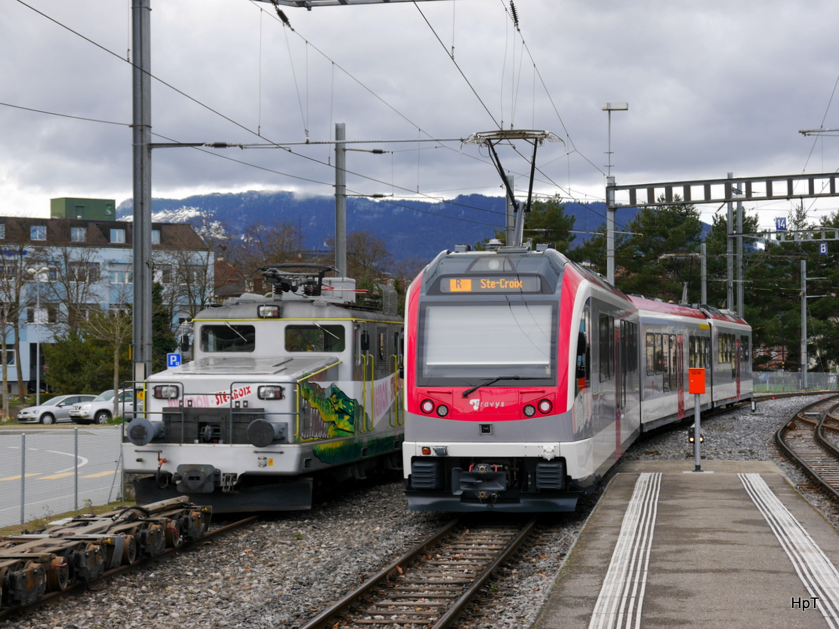 travys - Güterlok Ge 4/4 1 neben ausfahrendem Zug im Bahnhofsareal in Yverdon les Bains am 28.03.2016