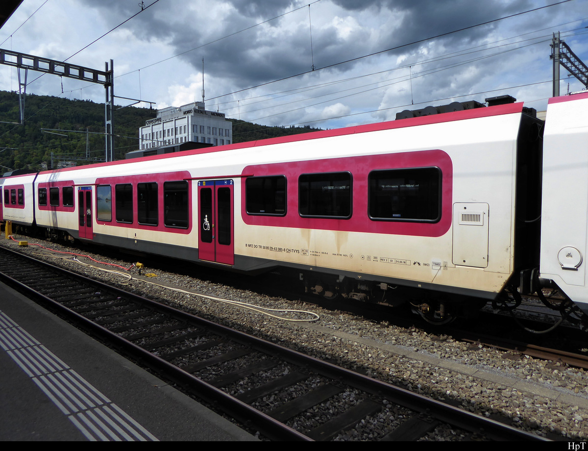 travys - Personenwagen  2 Kl. Zwischenwagen B 50 85 29-43 385-8  Bahnhof Biel am 26.07.2020