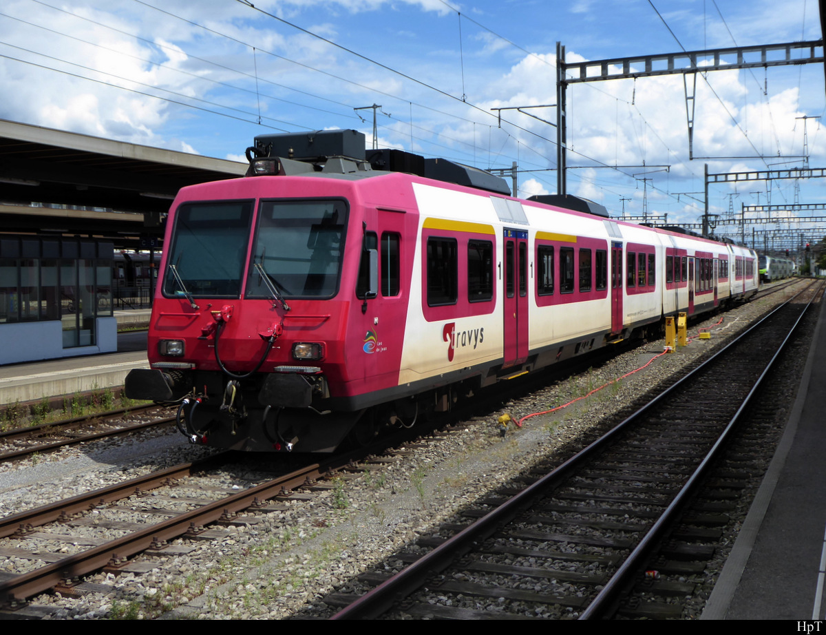 travys - Steuerwagen ABt 50 85 39-43 985-3  mit 2 Kl. Zwischenwagen B 50 85 29-43 385-8 und  Triebwagen RBDe 4/4  560 385-7 im SBB Bahnhof Biel am 26.07.2020