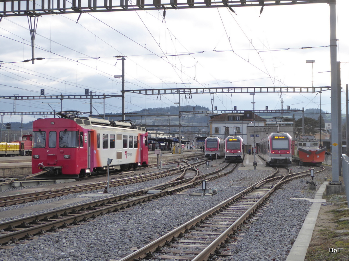 travys - Triebwagen Be 4/4 1 abgestellt und diverse Triebwagen im Bahnhof in Yverdon les Bains am 10.02.2018