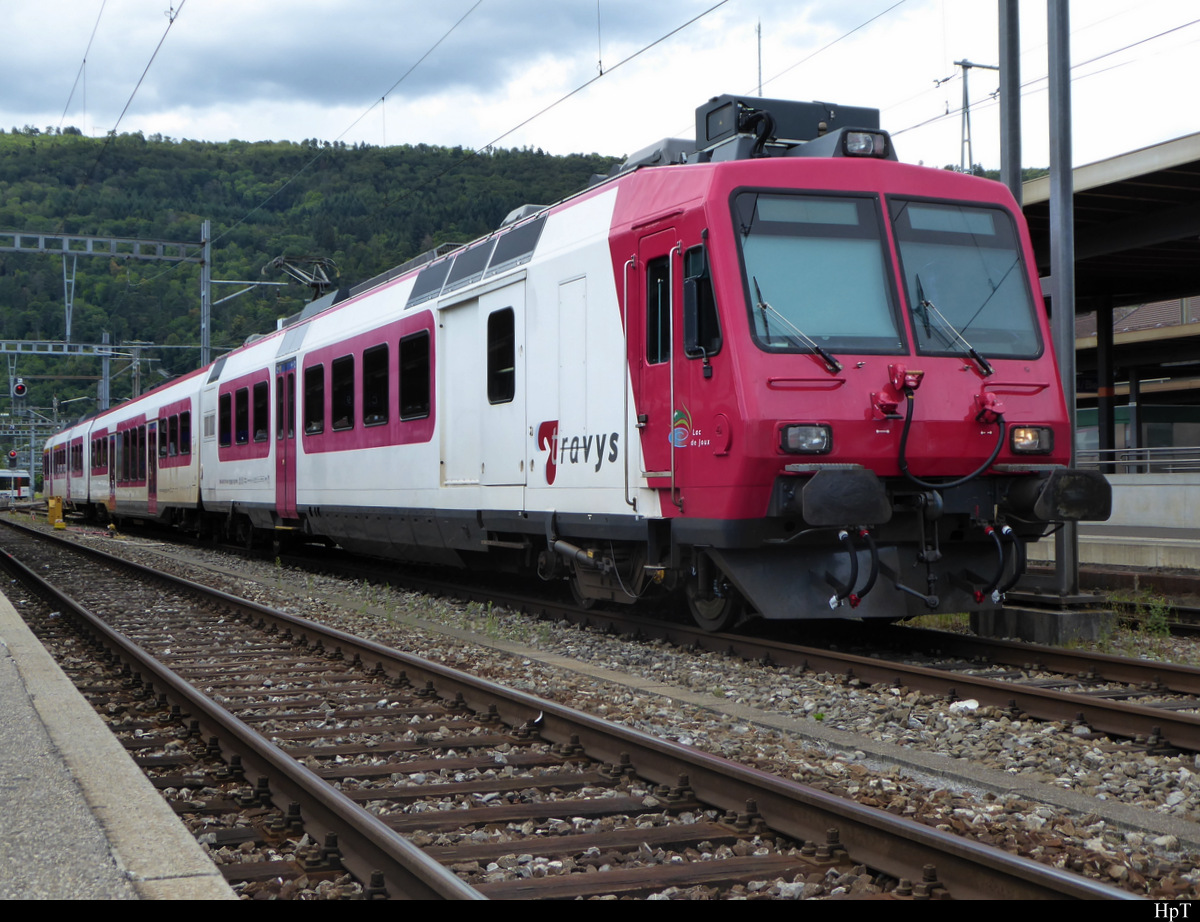travys - Triebwagen RBDe 4/4  560 385-7 mit 2 Kl. Zwischenwagen B 50 85 29-43 385-8 und  Steuerwagen ABt 50 85 39-43 985-3 im SBB Bahnhof Biel am 26.07.2020