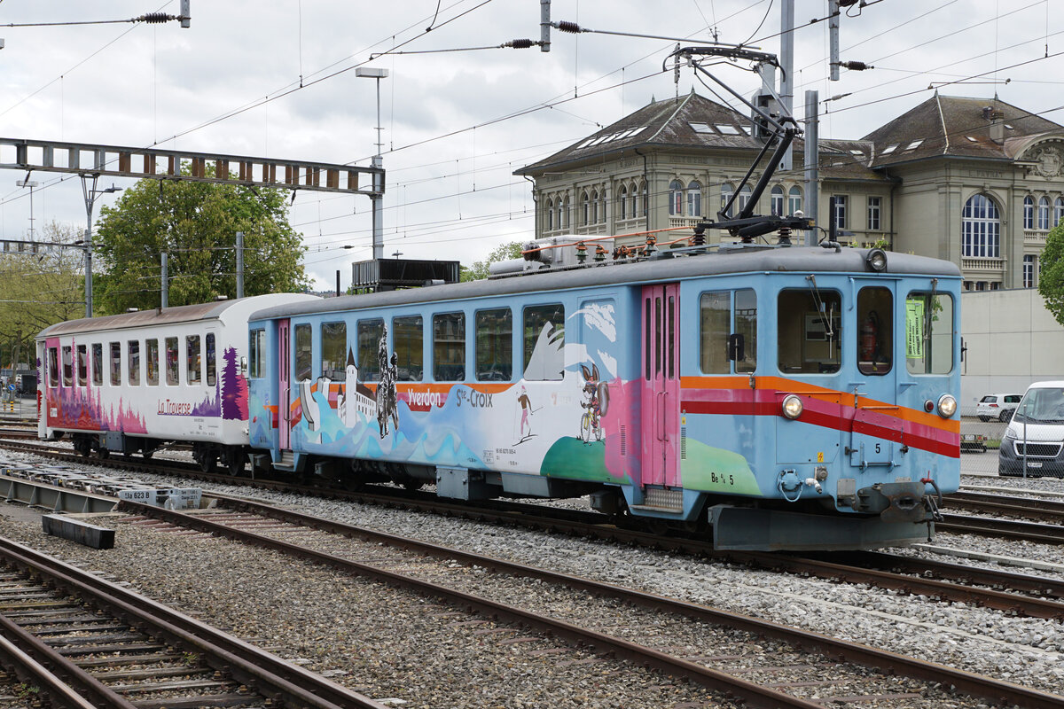 TRAVYS verabschiedete sich vom Be 4/4 5.
Am 7. Mai 2021 schickte TRAVYS den Be 4/4 5 der ehemaligen Yverdon-Ste-Croix Bahn (YSC) zusammen mit dem Salonwagen Ars 96 85 8270 036-3 „La Traverse“ auf seine letzte Reise. Die letzte Fahrt  Yverdon-les Bains-Ste-Croix retour war so traurig wie das Wetter. 
Der 76-jährige Veteran löste im Jahre 1945 mit zwei Schwesterfahrzeugen bei der Elektrifizierung die Dampflokomotiven ab. Die ABe 4/4 1–3 wurden von SIG/BBC gebaut.
Zum Einsatz gelangten sie im Personen- und Güterverkehr.
Auf den farbenfrohen Triebwagen wartet die baldige Verschrottung. 
Der Salonwagen wurde von einem privaten Investor übernommen.
Foto: Walter Ruetsch