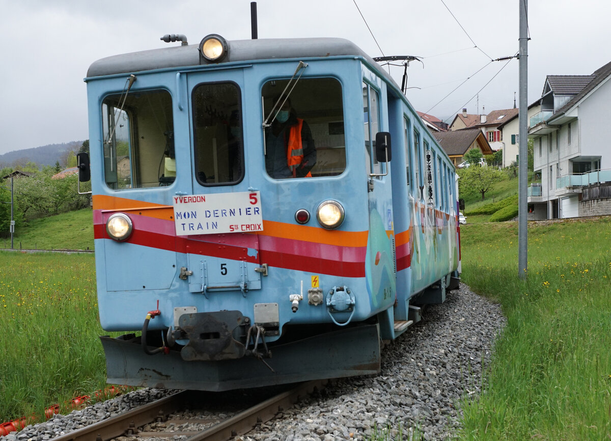 TRAVYS verabschiedete sich vom Be 4/4 5.
Am 7. Mai 2021 schickte TRAVYS den Be 4/4 5 der ehemaligen Yverdon-Ste-Croix Bahn (YSC) zusammen mit dem Salonwagen Ars 96 85 8270 036-3 „La Traverse“ auf seine letzte Reise. Die letzte Fahrt  Yverdon-les Bains-Ste-Croix retour war so traurig wie das Wetter. 
Der 76-jährige Veteran löste im Jahre 1945 mit zwei Schwesterfahrzeugen bei der Elektrifizierung die Dampflokomotiven ab. Die ABe 4/4 1–3 wurden von SIG/BBC gebaut.
Zum Einsatz gelangten sie im Personen- und Güterverkehr.
Auf den farbenfrohen Triebwagen wartet die baldige Verschrottung. 
Der Salonwagen wurde von einem privaten Investor übernommen.
Foto: Walter Ruetsch