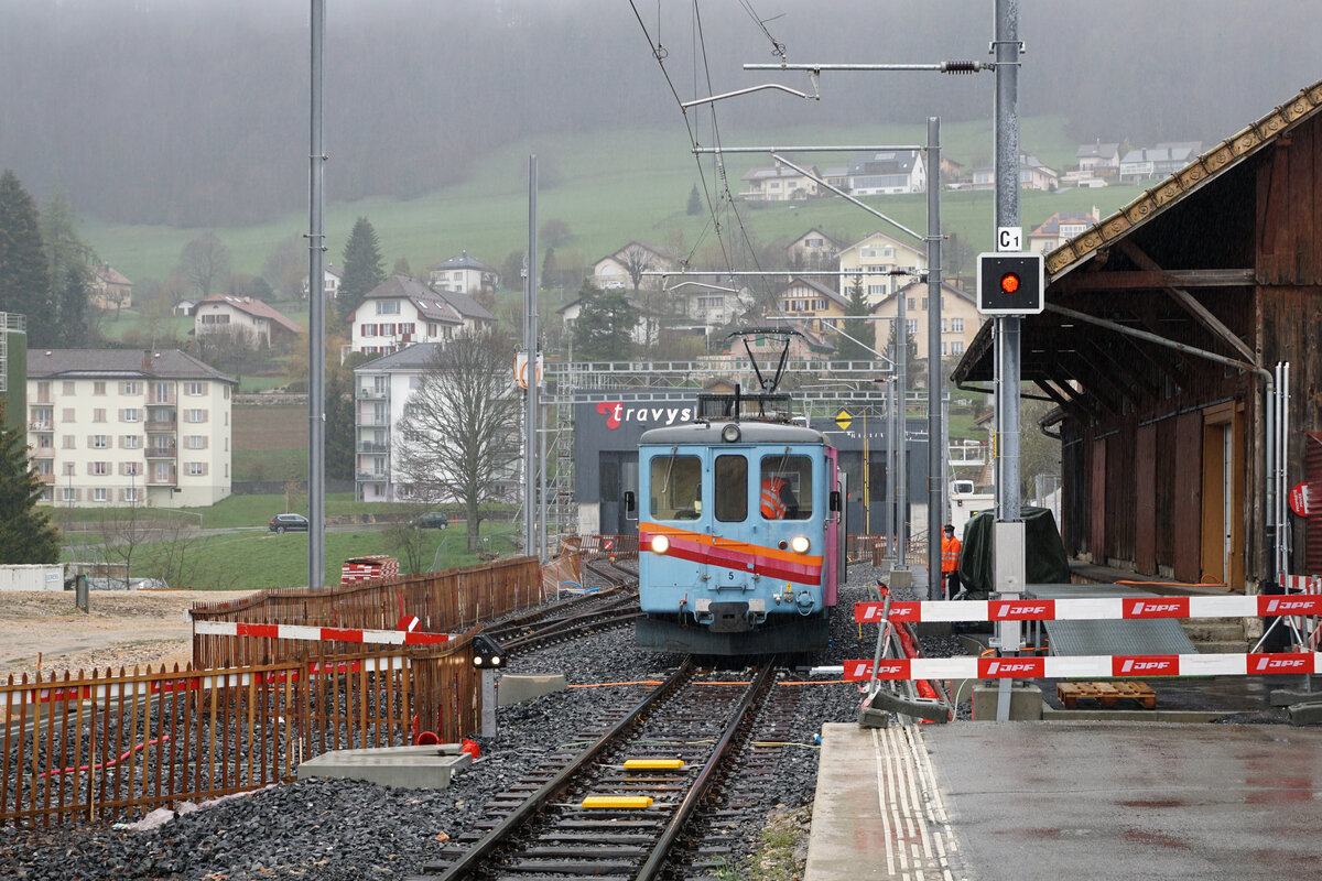 TRAVYS verabschiedete sich vom Be 4/4 5.
Am 7. Mai 2021 schickte TRAVYS den Be 4/4 5 der ehemaligen Yverdon-Ste-Croix Bahn (YSC) zusammen mit dem Salonwagen Ars 96 85 8270 036-3 „La Traverse“ auf seine letzte Reise. Die letzte Fahrt  Yverdon-les Bains-Ste-Croix retour war so traurig wie das Wetter. 
Der 76-jährige Veteran löste im Jahre 1945 mit zwei Schwesterfahrzeugen bei der Elektrifizierung die Dampflokomotiven ab. Die ABe 4/4 1–3 wurden von SIG/BBC gebaut.
Zum Einsatz gelangten sie im Personen- und Güterverkehr.
Auf den farbenfrohen Triebwagen wartet die baldige Verschrottung. 
Der Salonwagen wurde von einem privaten Investor übernommen.
Foto: Walter Ruetsch    