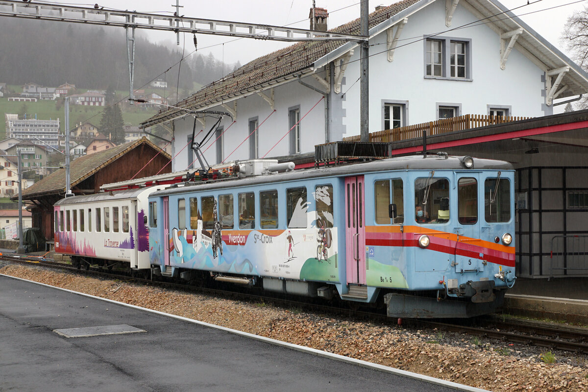 TRAVYS verabschiedete sich vom Be 4/4 5.
Am 7. Mai 2021 schickte TRAVYS den Be 4/4 5 der ehemaligen Yverdon-Ste-Croix Bahn (YSC) zusammen mit dem Salonwagen Ars 96 85 8270 036-3 „La Traverse“ auf seine letzte Reise. Die letzte Fahrt  Yverdon-les Bains-Ste-Croix retour war so traurig wie das Wetter. 
Der 76-jährige Veteran löste im Jahre 1945 mit zwei Schwesterfahrzeugen bei der Elektrifizierung die Dampflokomotiven ab. Die ABe 4/4 1–3 wurden von SIG/BBC gebaut.
Zum Einsatz gelangten sie im Personen- und Güterverkehr.
Auf den farbenfrohen Triebwagen wartet die baldige Verschrottung. 
Der Salonwagen wurde von einem privaten Investor übernommen.
Foto: Walter Ruetsch    