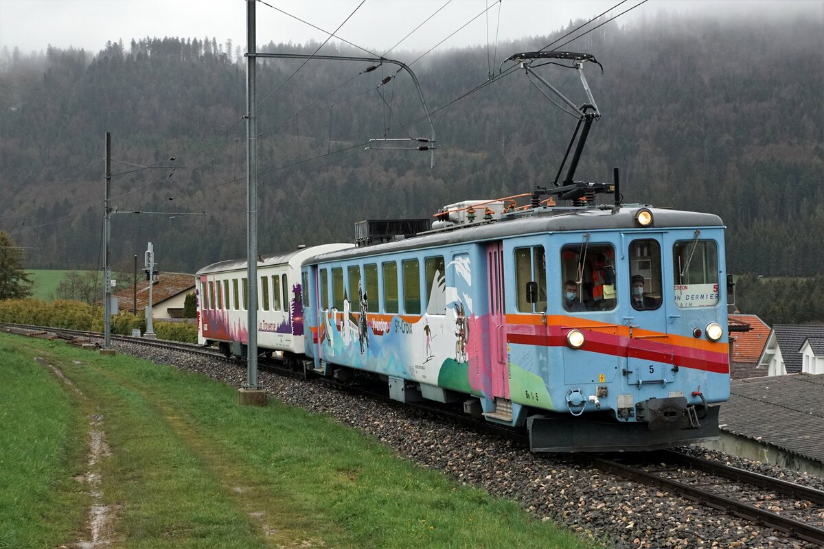 TRAVYS verabschiedete sich vom Be 4/4 5.
Am 7. Mai 2021 schickte TRAVYS den Be 4/4 5 der ehemaligen Yverdon-Ste-Croix Bahn (YSC) zusammen mit dem Salonwagen Ars 96 85 8270 036-3 „La Traverse“ auf seine letzte Reise. Die letzte Fahrt  Yverdon-les Bains-Ste-Croix retour war so traurig wie das Wetter. 
Der 76-jährige Veteran löste im Jahre 1945 mit zwei Schwesterfahrzeugen bei der Elektrifizierung die Dampflokomotiven ab. Die ABe 4/4 1–3 wurden von SIG/BBC gebaut.
Zum Einsatz gelangten sie im Personen- und Güterverkehr.
Auf den farbenfrohen Triebwagen wartet die baldige Verschrottung. 
Der Salonwagen wurde von einem privaten Investor übernommen.
Foto: Walter Ruetsch    