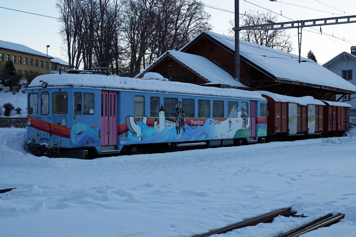 TRAVYS YVERDON Sainte-CROIX - BAHN YSteC
Winterliche Morgenstimmung vom 18. Januar 2019.
Güterzug mit Be 4/4 5 abgestellt in Sainte-CROIX.
Foto: Walter Ruetsch  