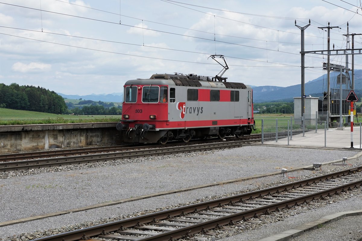 TRAVYS:
AUSSERHALB DER HEIMISCHEN GELEISEN.
TRAVYS Re 4/4 II 420 503-6 ehemals BLS, ehemals SBB in Glovilier am 6. Juni 2018.
Foto: Walter Ruetsch