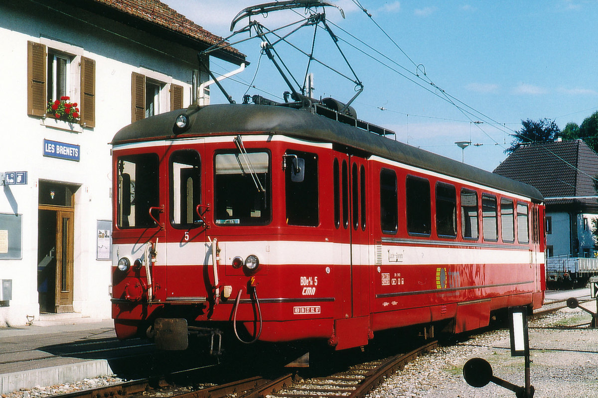 TRAVYS/CMN: Regionalzug mit BDe 4/4 5 in Les Brenets kurz vor der Abfahrt nach Le Locle im Juni 2000.
Foto: Walter Ruetsch 