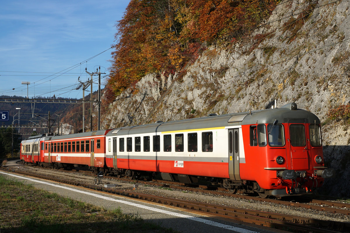 TRAVYS
Der ehemalige TRN-Pendel bestehend aus ABt 50 85 39-33 202-6, B EWI 50 85 20-35 475-6 sowie dem RBDe (94 85 7) 567 174-8 löste schon vor mehreren Jahren den ehemaligen Thurbo-Pendel ab.
Am 16. Oktober 2018 wurde die fotogene Komposition in Vallorbe vor herbstlicher Kulisse verewigt.
Foto: Walter Ruetsch  