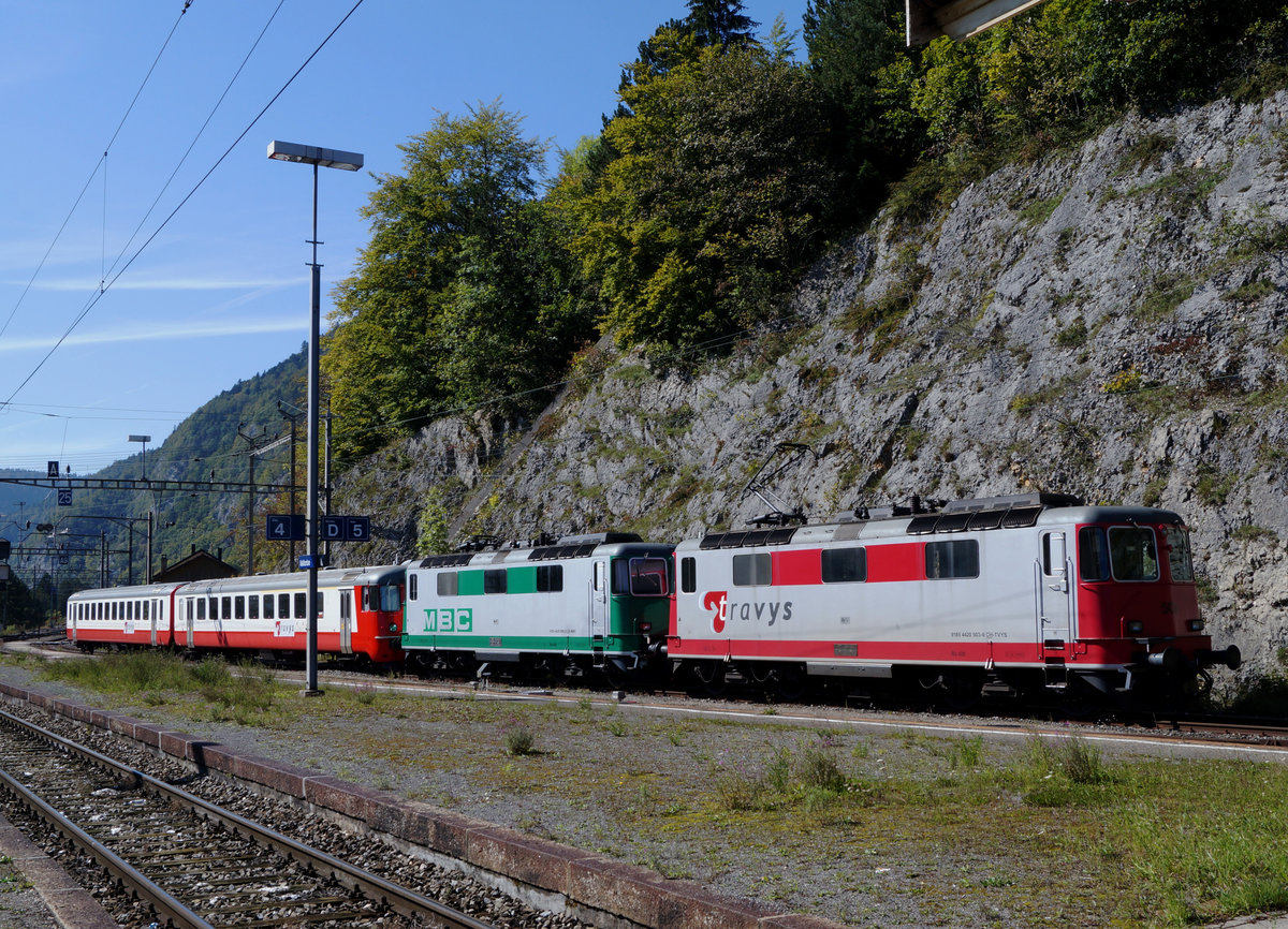 TRAVYS/MBC: Bunter Sonderzug mit Re 4/4 II 420 503-6 und Re 4/4 II 420 506-8 (ehemals SBB/BLS) auf den nächsten Einsatz wartend in Vallorbe am 26. September 2014. Der Steuerwagen und der Personenwagen stammen von TRN ehemals RVT.
Foto: Walter Ruetsch