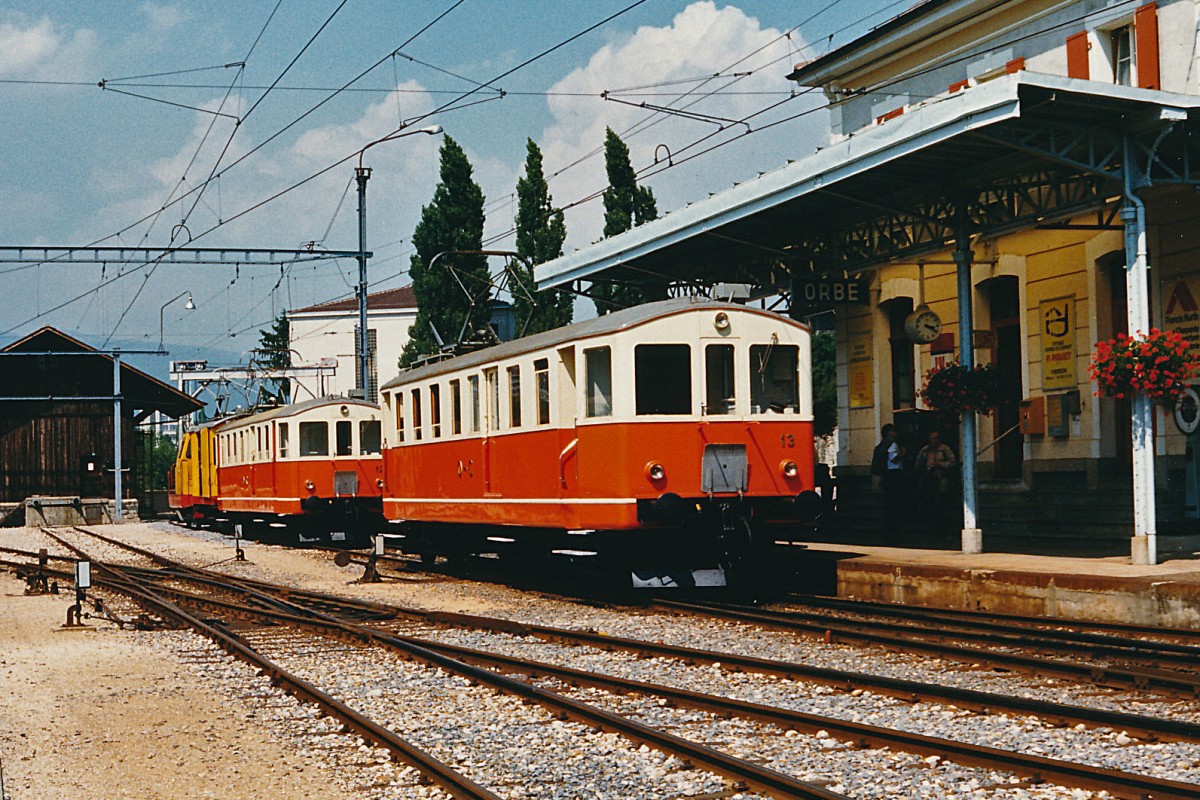 TRAVYS/OC: Am 12. Otober 2013 wird der ehemalige OC Triebwagen BDe 4/4 13 aus dem Jahre 1920 zum letzten Mal auf seiner langjhrigen Stammstrecke Orbe-Chavornay fr Sonderfahrten im Einsatz stehen. In Zukunft wird er im Bahnmuseum Kerzers-Kallnach zu bewundern sein. Im August 1986 standen die Triebwagen 12 und 13 noch immer im alltglichen Plandienst. Die Aufnahme ist in Orbe entstanden.
Foto: Walter Ruetsch
